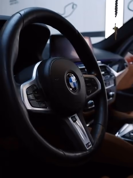 Punaisen BMW:n ohjaamo: nahkaratti ja ruskea nahkaverhoilu